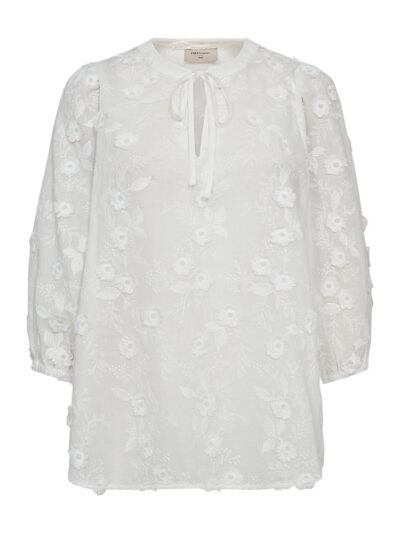 let gennemsigtig hvid bluse med hvide blomster og v hals- Freequent Star Off-white FQDARANA-BLOUSE