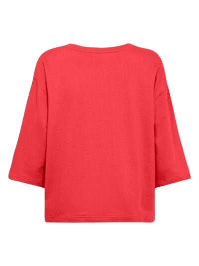 ryggen af rød t-shirt med sænkede skuldre og sort tekst på brystet. Freequent Bittersweet Black FQKASSY-PULLOVER