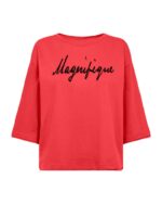 rød t-shirt med sænkede skuldre og sort tekst på brystet. Freequent Bittersweet Black FQKASSY-PULLOVER