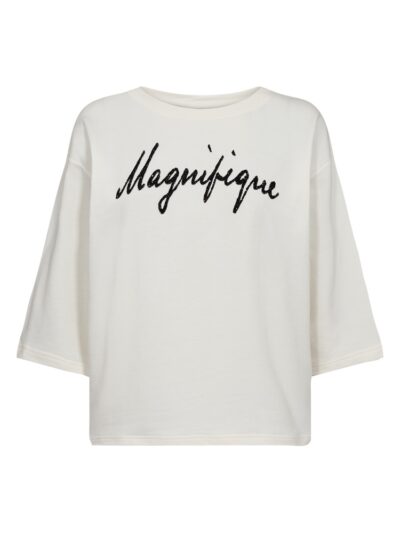 hvid t-shirt med sænkede skuldre og sort tekst på brystet. Freequent Star Off-white Black FQKASSY-PULLOVER