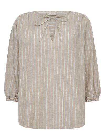 beige bluse med 3/4 ærmer og lodrette shiny striber. Freequent Sand Melange w Off-White FQLALUX-BLOUSE