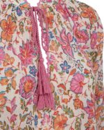 closeup af lyserød bluse med blomstermønster Freequent Star off-white w Fuchsia Pink FQCARIN-BLOUSE