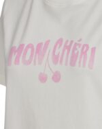 closeup af tekst på kortærmet hvid t-shirt med pink tekst på brystet. Freequent FQFENJAL-TEE Star off-white w. Fuchsia Pink