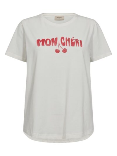 hvid t-shirt med korte ærmer og rød tekst på brystet. Freequent Star Off-white w Bittersweet FQFENJAL-TEE
