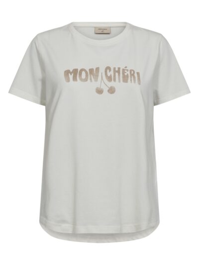 foran på kortærmet hvid t-shirt med rund hals og beige tekst på brystet. Freequent Star Off-white w Simply Taupe FQFENJAL-TEE