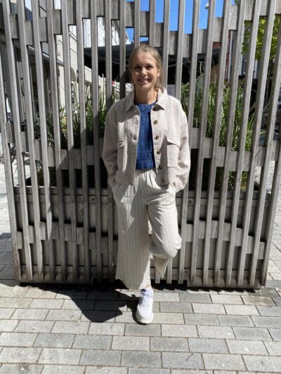 marie med beige jakke og bukser i hør