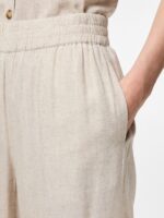 closeup af lomme på cropped beige hørbukser med elastik i taljen og sidelommer. PIECES PCPIA HW WIDE CULOTTE Birch/melange