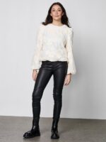 model med langærmet hvid bluse med rund hals, broderet blomsterdetaljer og ballonærmer. NÜ Yan Blouse creme 8353-50