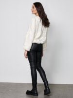 model fra siden med langærmet hvid bluse med rund hals, broderet blomsterdetaljer og ballonærmer. NÜ Yan Blouse creme 8353-50