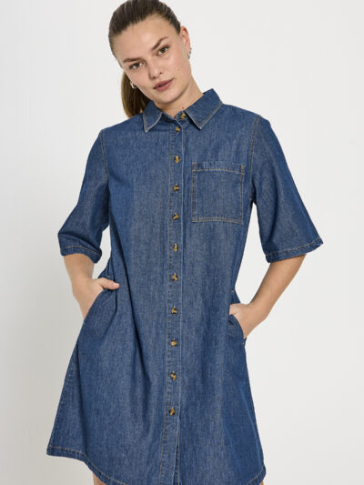 model med hænderne i lommer på kort denimkjole med 3/4 ærmer og sidelommer. Freequent FQLISEA-DRESS denim