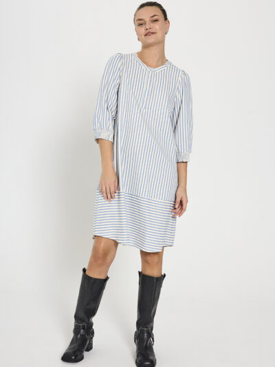model med hvid blå stribet kjole med 3/4 puffærmer. Freequent FQABY-DRESS Blue white