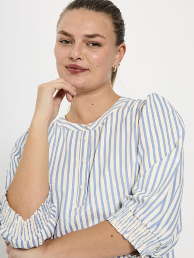 model med hvid blå stribet kjole med 3/4 puffærmer. Freequent FQABY-DRESS Blue white