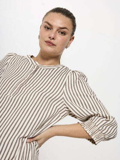 closeup af model stribet kjole med 3/4 puffærmer. Freequent FQABY-DRESS Morel Star Off-white
