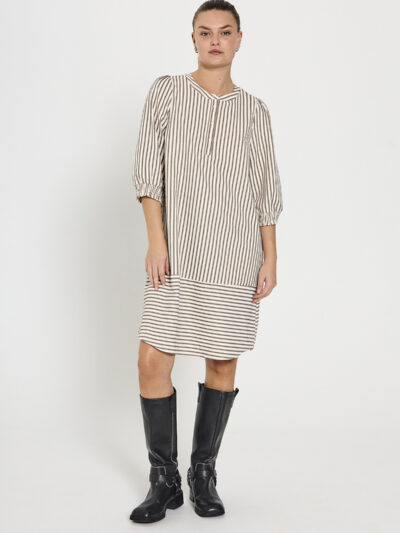 model med stribet kjole med 3/4 puffærmer. Freequent FQABY-DRESS Morel Star Off-white