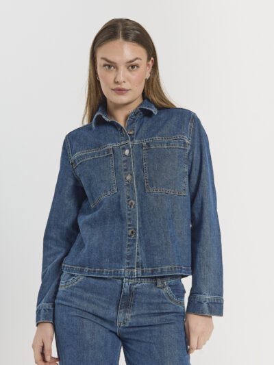 closeup af model med blå denimjakke med 2 brystlommer og knaplukning. Freequent FQRINNA-JACKET denim