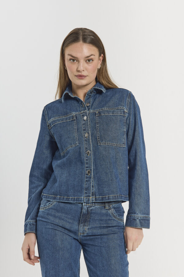 closeup af model med blå denimjakke med 2 brystlommer og knaplukning. Freequent FQRINNA-JACKET denim