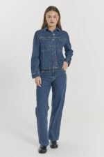 model med blå denimjakke med 2 brystlommer og knaplukning. Freequent FQRINNA-JACKET denim