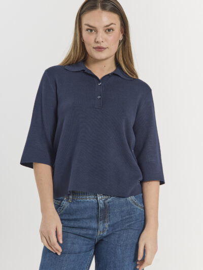model med blå t-shirt med skjortelook og halvlange ærmer. Freequent FQANI-PULLOVER Navy Blazer