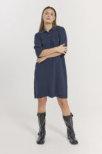 model med kort blå kjole med krave, knaplukning på brystet og halvlange ærmer. Freequent FQANI-DRESS Navy Blazer