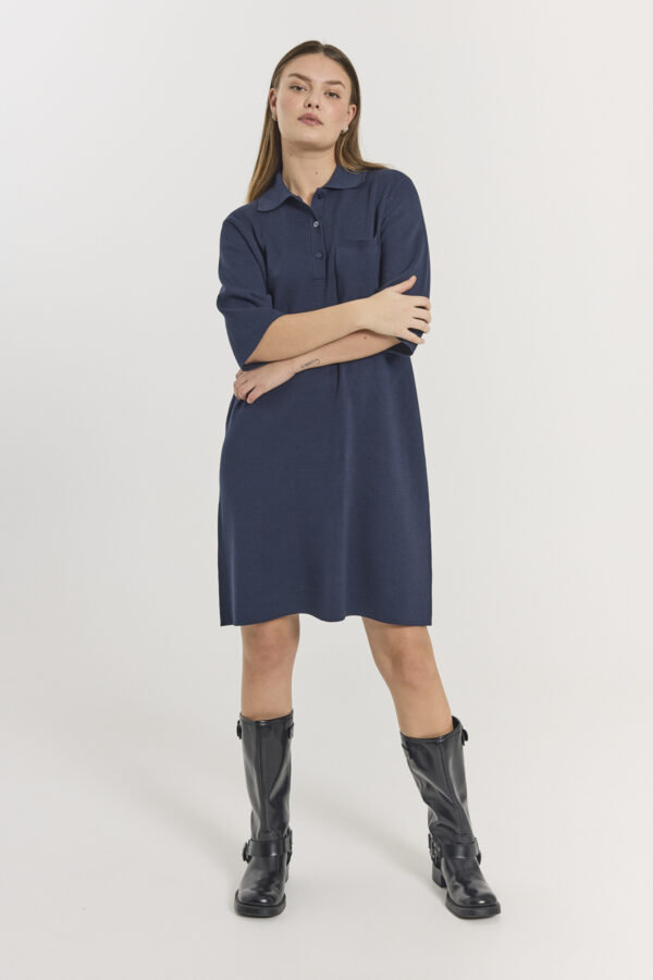 model med kort blå kjole med krave, knaplukning på brystet og halvlange ærmer. Freequent FQANI-DRESS Navy Blazer