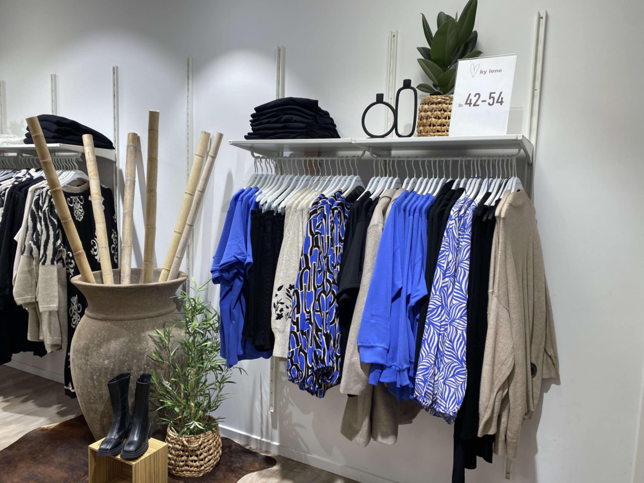 tøjbutik by lene esbjerg indretning af den fysiske butik