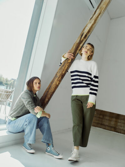 model med stribet strik i hvid med brede navy blå striber og en smal gul bundkant. Freequent Off-white Navy Blazer FQCLARA-PULLOVER
