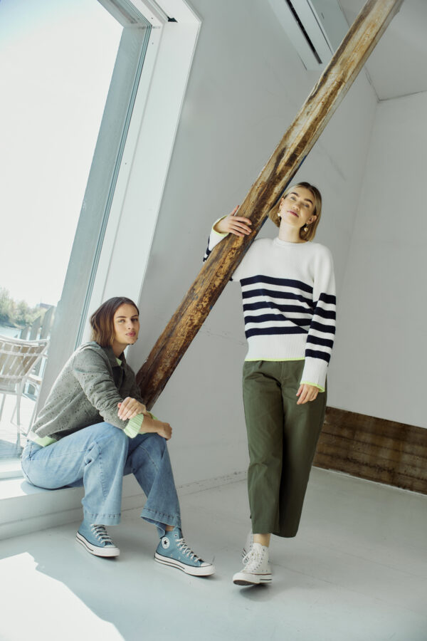model med stribet strik i hvid med brede navy blå striber og en smal gul bundkant. Freequent Off-white Navy Blazer FQCLARA-PULLOVER