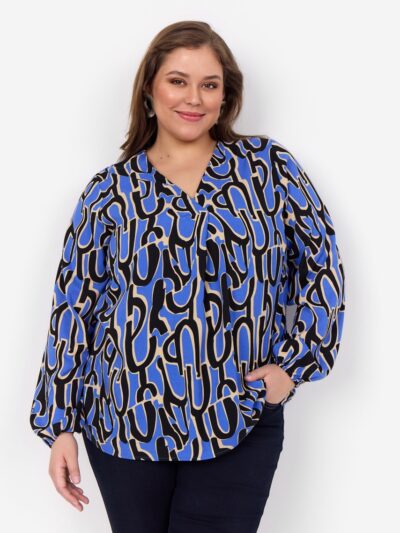 closeup af model med mønstret blå bluse med v-hals og lange ærmer med elastikkant. Wasabi BLOUSE-W WA-VALERA 1 Blue