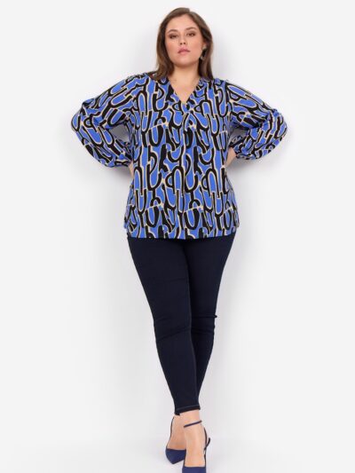 model med mønstret blå bluse med v-hals og lange ærmer med elastikkant. Wasabi BLOUSE-W WA-VALERA 1 Blue