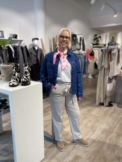 lene med denimjakke og beige bukser med bælte i taljen