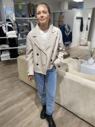 marie med momjeans i lys denim og PIECES PCSCARLETT Kort Trenchcoat Silver Gray
