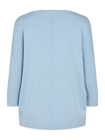ryggen af blå strik med 3/4 ærmer i rib. Freequent Chambray Blue FQJONE-PU