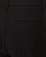 closeup af baglomme på klassiske sorte bukser med smal pasform. Freequent Black FQMAYA-PANTS