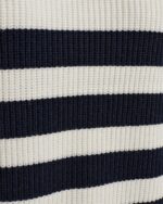 closeup af stribet strik i hvid med brede navy blå striber og en smal gul bundkant. Freequent Off-white Navy Blazer FQCLARA-PULLOVER