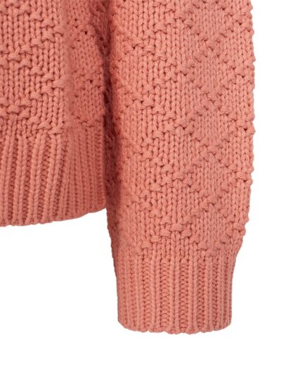 closeup af ærme på langærmet coralfarvet strik med rund hals og strikket mønster. Freequent Burnt Coral FQCOTLA-PULLOVER