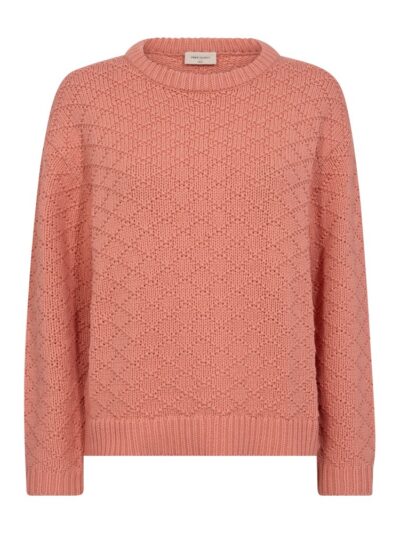 langærmet coralfarvet strik med rund hals og strikket mønster. Freequent Burnt Coral FQCOTLA-PULLOVER