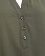 closeup af knapper på grøn bluse med v-hals og 3/4 ballonærmer. Freequent FQPENNY-BLOUSE Deep Lichen Green