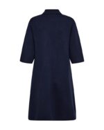 ryggen af kort blå kjole med krave, knaplukning på brystet og halvlange ærmer. Freequent FQANI-DRESS Navy Blazer