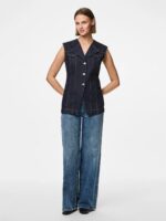 model med jeans og mørkeblå denimvest med v-hals og knaplukning foran. PIECES PCNUA Denimvest Indigo