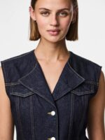 closeup af krave på mørkeblå denimvest med v-hals og knaplukning foran. PIECES PCNUA Denimvest Indigo