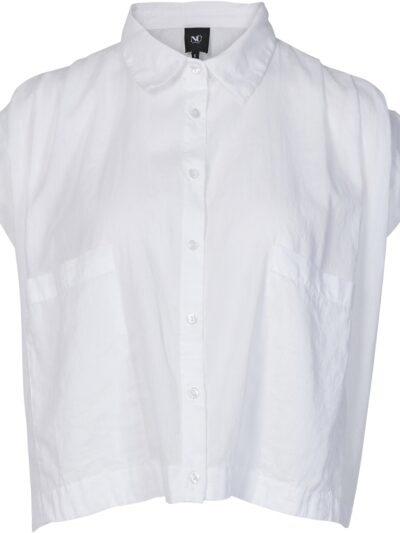 kort hvid skjorte t-shirt med knaplukning foram og 2 brystlommer. NÜ Zelma Shirt Creme