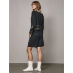 model fra siden med sorte shorts med broderidetaljer. NÜ Zanna Shorts Black og matchende jakke