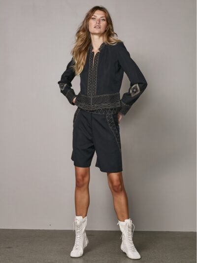 model med sorte shorts med broderidetaljer. NÜ Zanna Shorts Black og matchende jakke