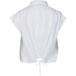 ryggen af kort hvid skjorte t-shirt med justerbar snøre. NÜ Zelma Shirt Creme
