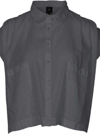 kort grå skjorte t-shirt med knaplukning og brystlommer foran og justerbar snøre i ryggen. NÜ Zelma Shirt dark grey
