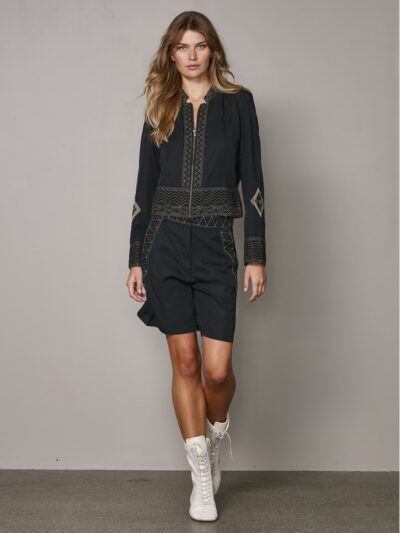 model med kort sort jakke med broderidetaljer og lynlåslukning. NÜ Zanna Jacket Black