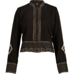 kort sort jakke med broderidetaljer og lynlåslukning. NÜ Zanna Jacket Black
