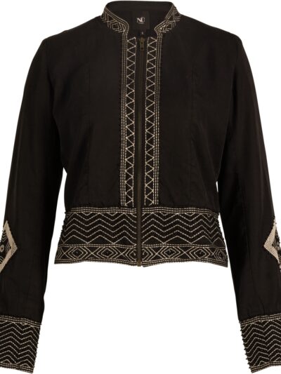kort sort jakke med broderidetaljer og lynlåslukning. NÜ Zanna Jacket Black