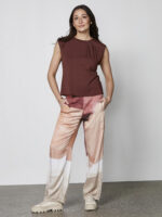 model med mønstrede bukser i røde og lyse nuancer med sidelommer og elastik i taljen. NÜ Elina Yola Trousers Berry Red Mix 8306-10