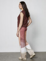 model fra siden med mønstrede bukser i røde og lyse nuancer med sidelommer og elastik i taljen. NÜ Elina Yola Trousers Berry Red Mix 8306-10